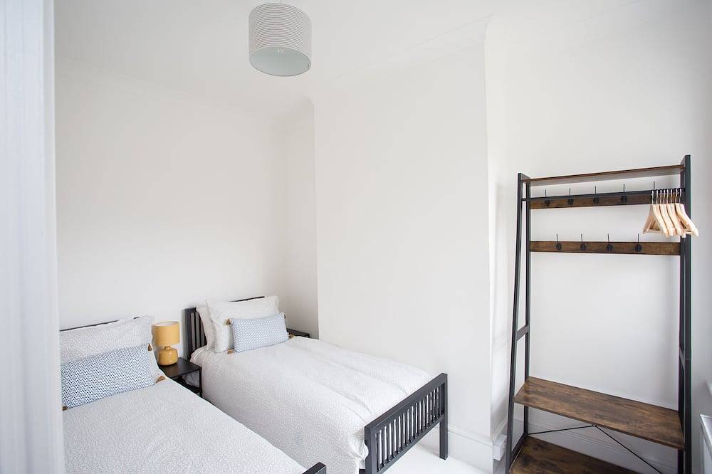 York House - Sleeps 12 beach road with sea views in Worthing, West Sussex