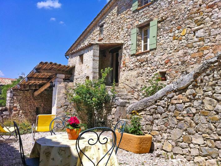 Location de vacances pour 4 personnes, avec Terrasse ainsi que Jardin et Vue à Montaulieu