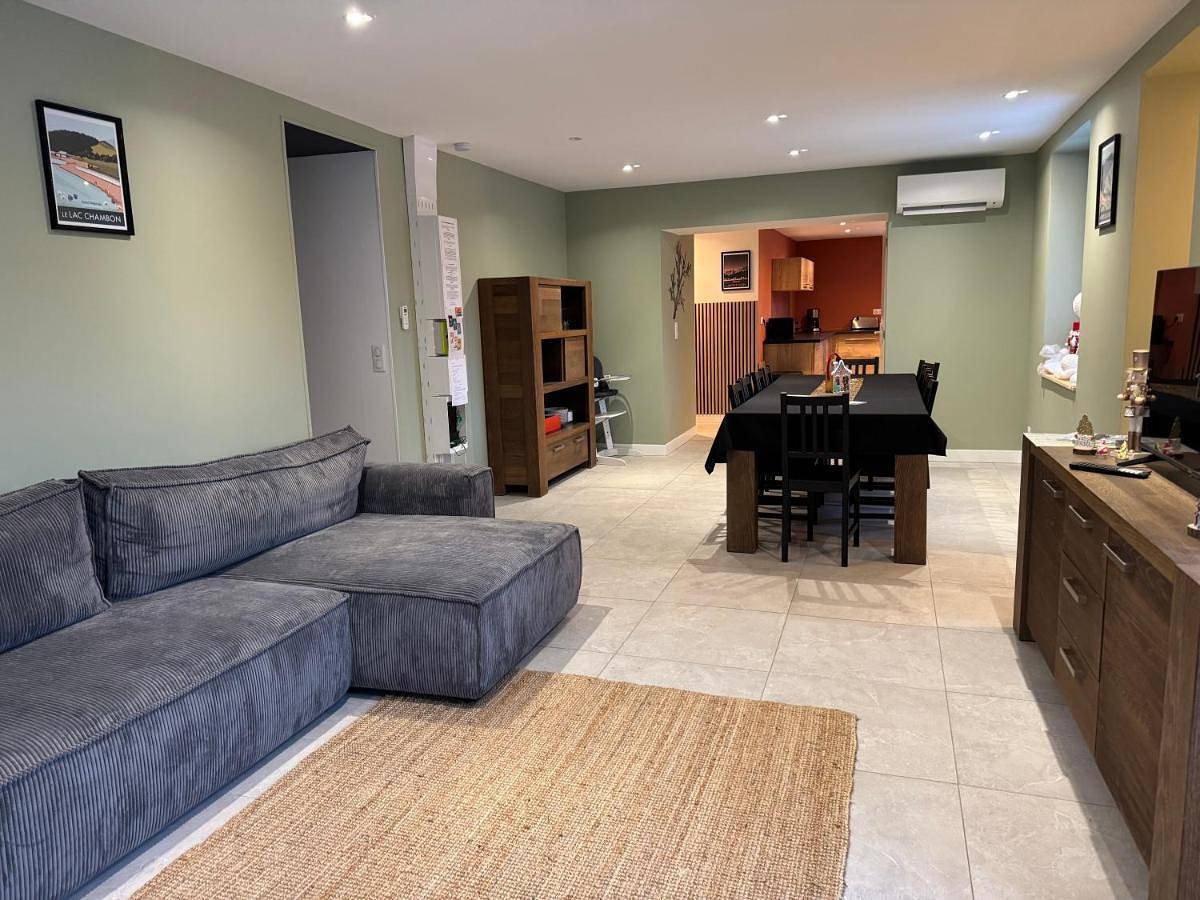Appartement entier, Apartment in Murol, Parc naturel régional des Volcans d'Auvergne