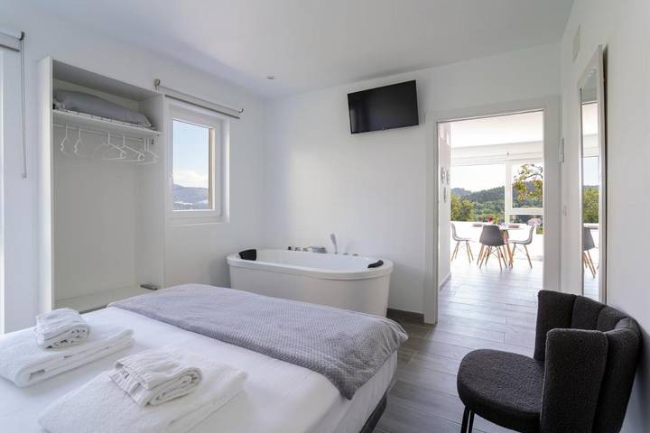 Ferienwohnung für 4 Personen, mit Balkon und Whirlpool sowie Terrasse und Garten in Corcubión