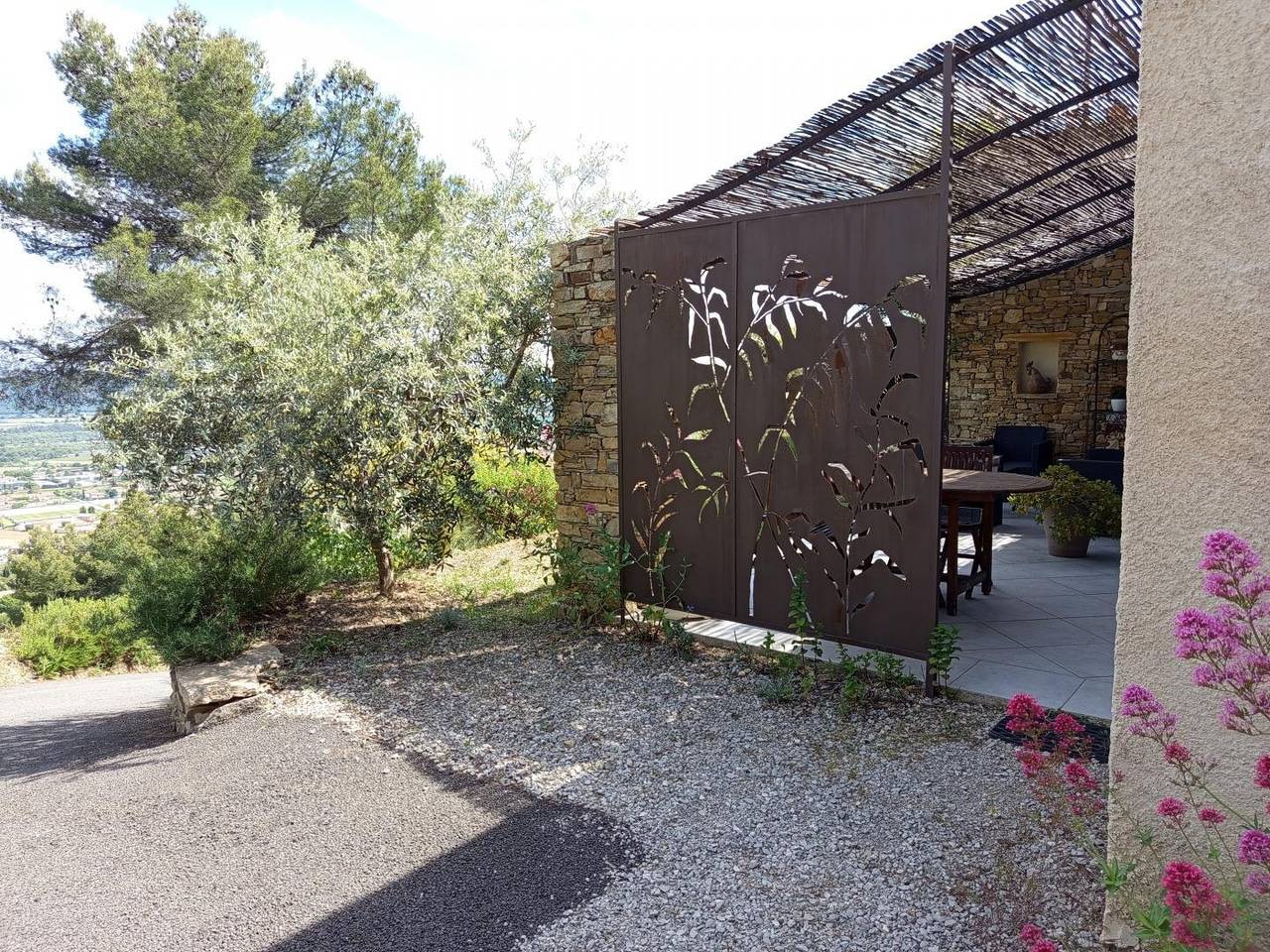 Le Genêt in Villeneuve, Parc naturel régional du Luberon
