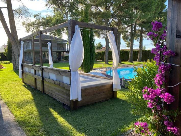 Maison de vacances pour 18 personnes, avec Balcon et Terrasse ainsi que Jardin et Piscine à Saragosse