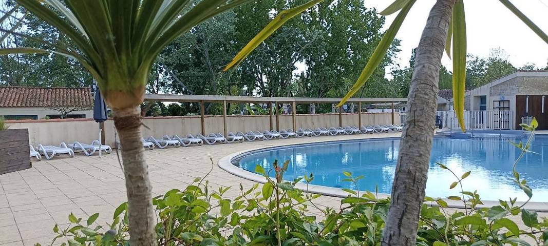 Camping pour 5 personnes, avec terrasse et piscine, adapté aux familles