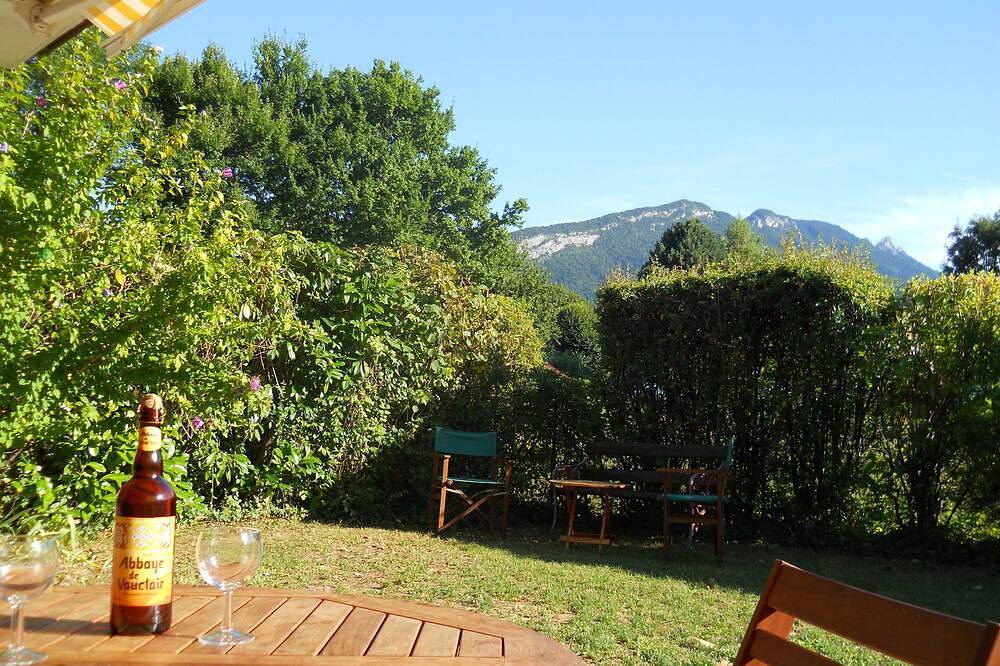 Entire apartment, T3. 2 Bed Apart Private Garden, 200m to beach. super fast wifi. cheap bikes in Saint-Jorioz, Parc naturel régional du Massif des Bauges