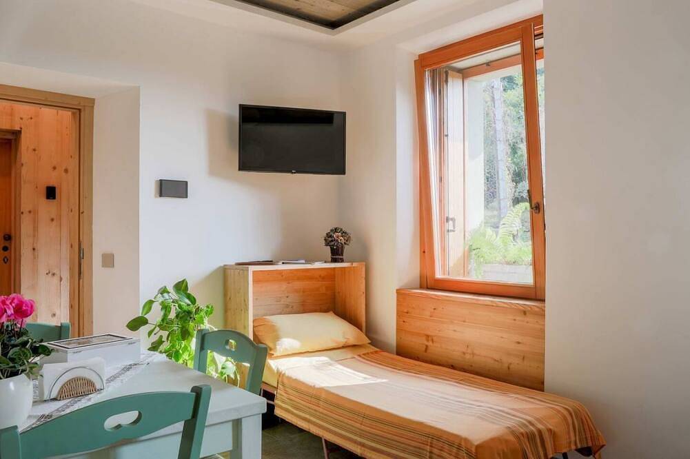 Green Chalet Scalotta - private Jacuzzi and Spa - few steps from lake and best trekking in Dervio, Westelijke Orobie-Alpen