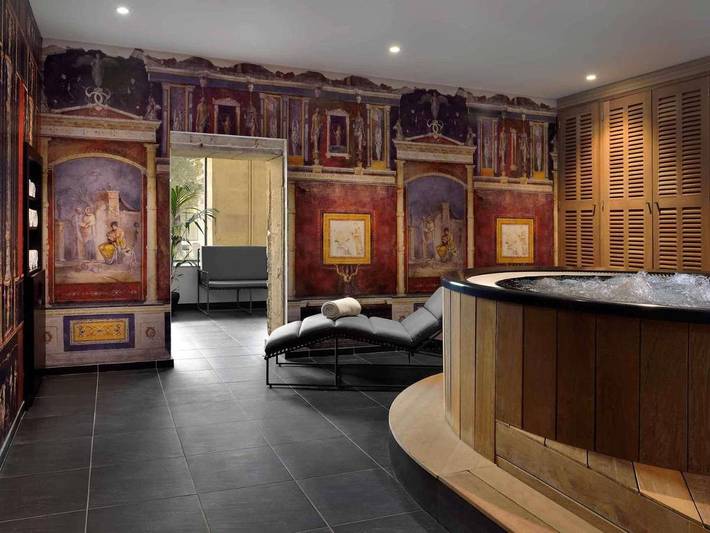 Hôtel pour 3 personnes, avec Jacuzzi et Terrasse ainsi que Jardin et Piscine dans Office De Tourisme D Arles Camargue - 3