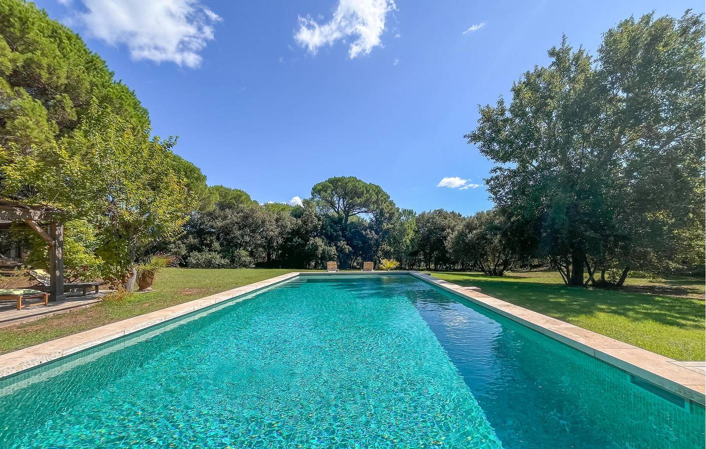 Modern Apartment with Pool, WiFi and Parking in Uzès, Nimes region