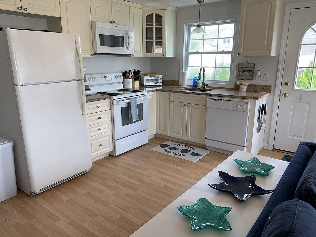 2 Br Beach Condo, 1 block from Ocean! in Narragansett, Washington County (RI)