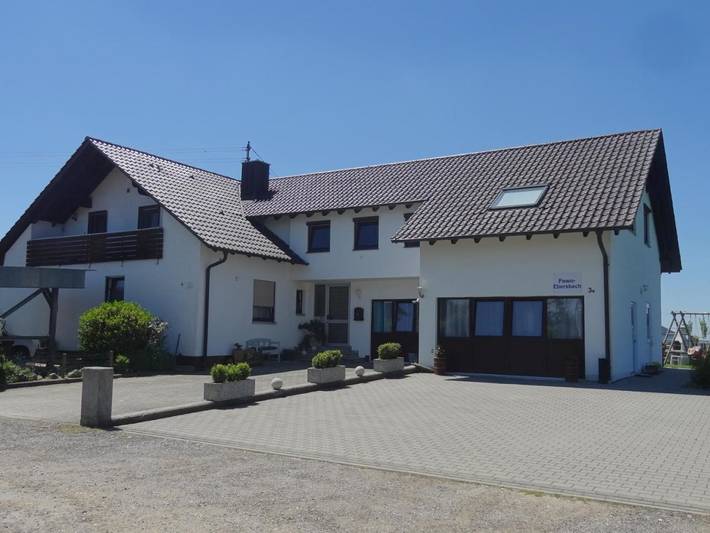 Ferienwohnung für 4 Personen, mit Terrasse und Garten sowie Ausblick in Kötz