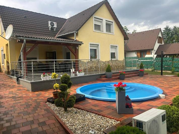 Ferienhaus für 8 Personen, mit Terrasse und Garten sowie Pool und Sauna