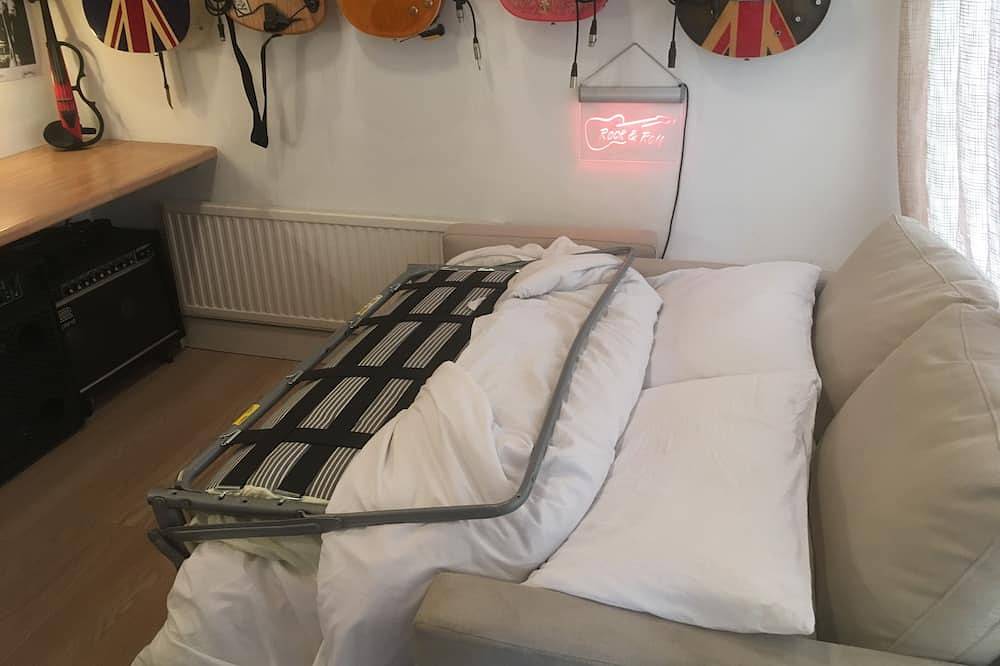 Riverside home, Hot Tub/Sauna, Nr Legoland & Wakeboarding www. liquidleisure.com in Berkshire