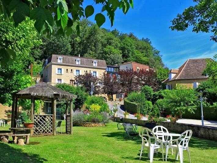 Hôtel pour 4 personnes, avec jardin ainsi que piscine et bassin pour enfant, animaux acceptés