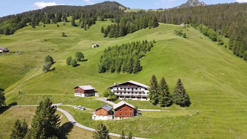 Ferienwohnung für 6 Personen, mit Balkon und Terrasse sowie Garten und Ausblick in Raggal