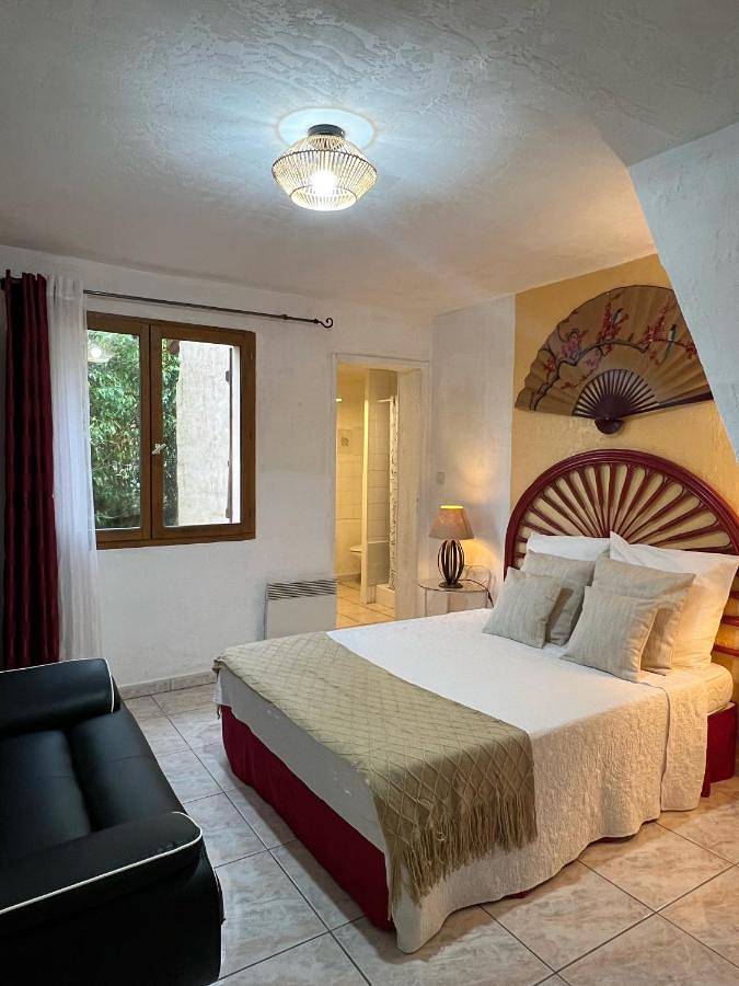 Location de vacances pour 2 personnes, avec piscine ainsi que vue et jardin dans Montlegun - 3