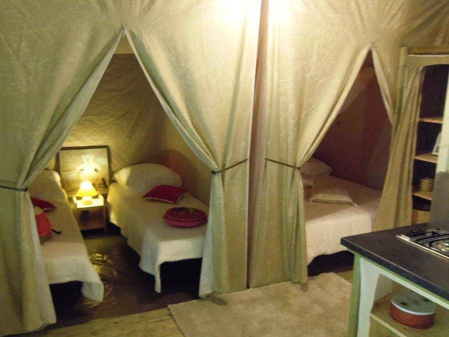 Camping Le Rocher de la Cave - Canvas and wooden tent 4 persons - Canada with sanitary facilities in Carsac-Aillac, Périgord Noir
