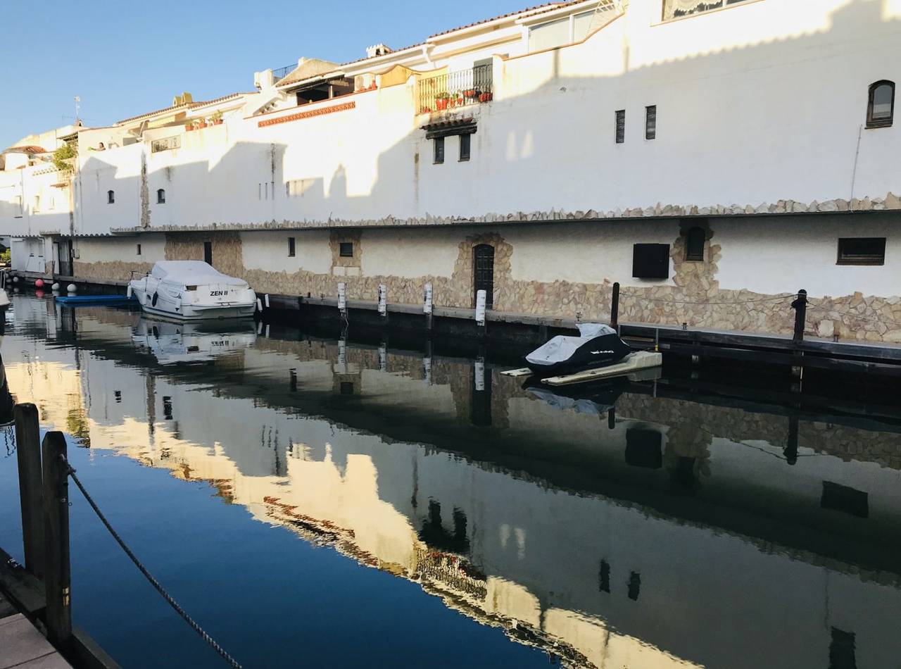Maison de pecheur climatisée bord de canal amarre 8m garage privé in Empuriabrava, Haut-Ampurdan