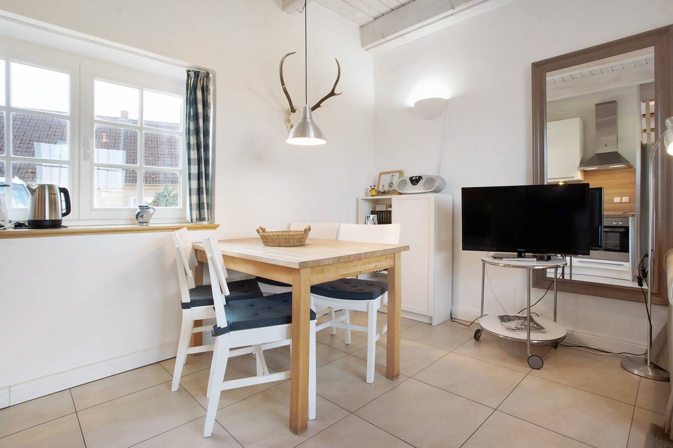 Ganze Wohnung, Ferienwohnung 'Jägerkate' mit Privatterrasse, Gemeinschaftsgarten und Wi-Fi in Walkendorf, Mecklenburgische Seenplatte