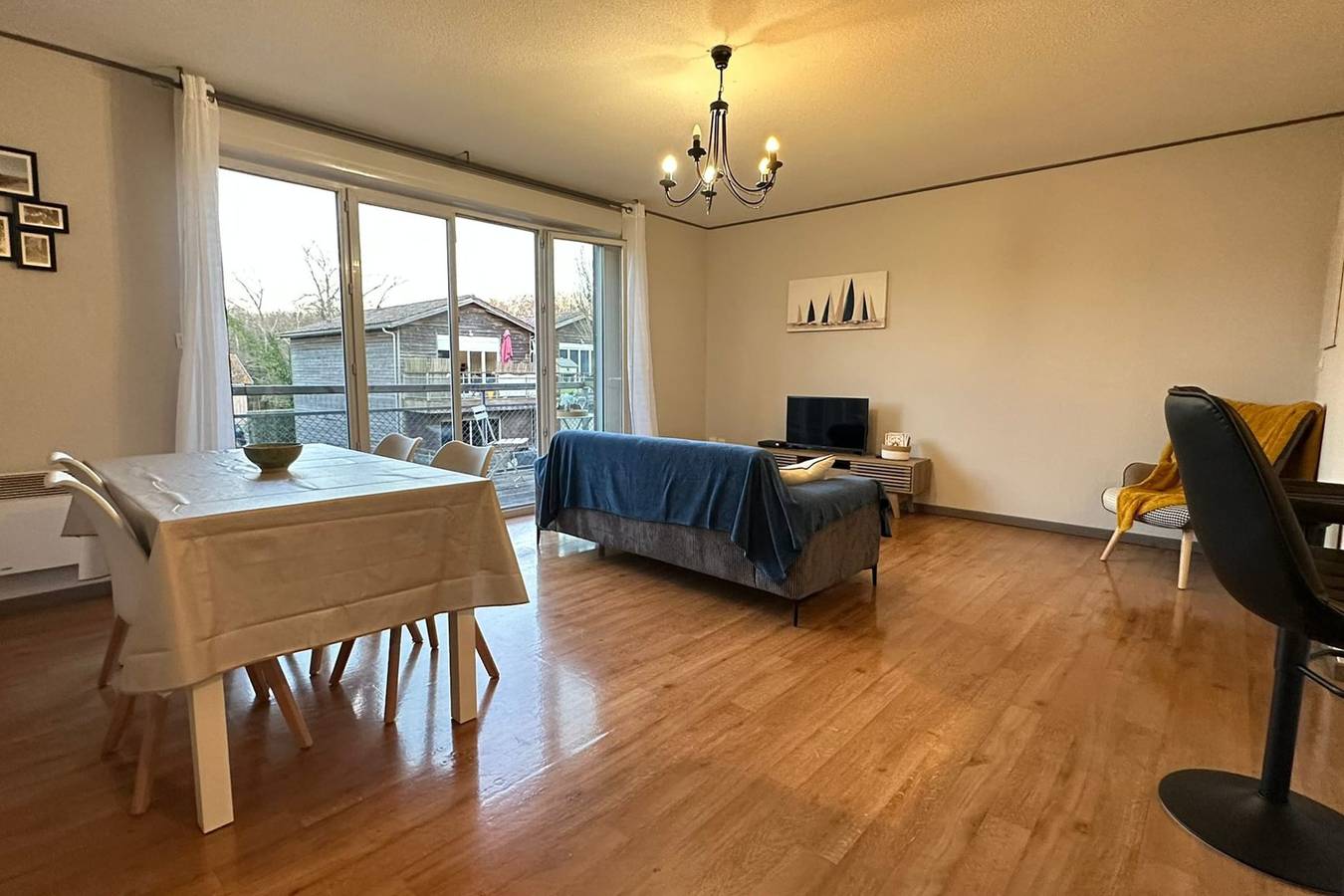 Appartement entier, Havre de paix verdoyant avec terrasse au Teich in Le Teich, Région d'Arcachon