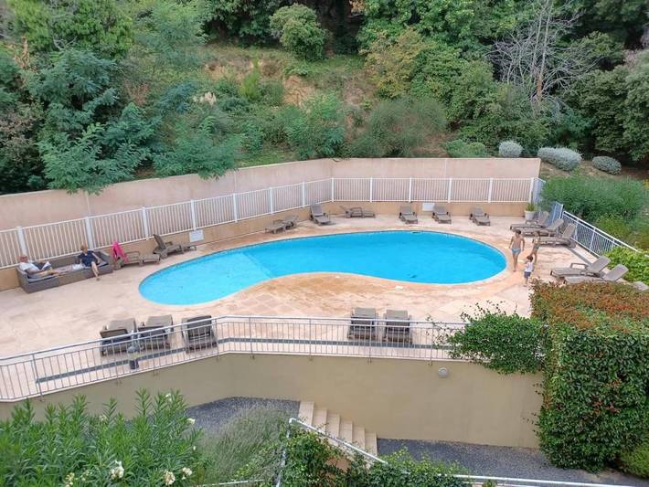 Appartement de vacances pour 3 personnes, avec piscine ainsi que vue et jardin