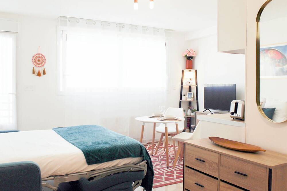 Entire apartment, New studio with balcony near Gallieni metro. in Bagnolet, Seine-Saint-Denis