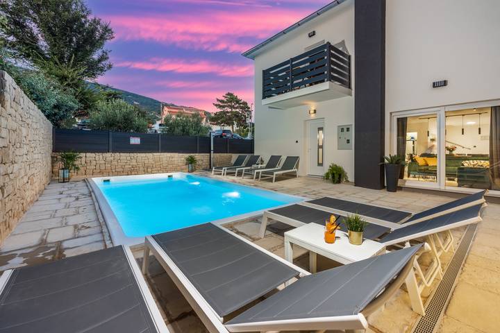 Ferienhaus für 8 Personen, mit Pool und Balkon/Terrasse in Baska