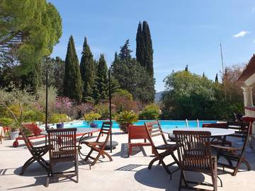 Gîte pour 6 personnes, avec vue ainsi que jardin et piscine, animaux acceptés à Pignans