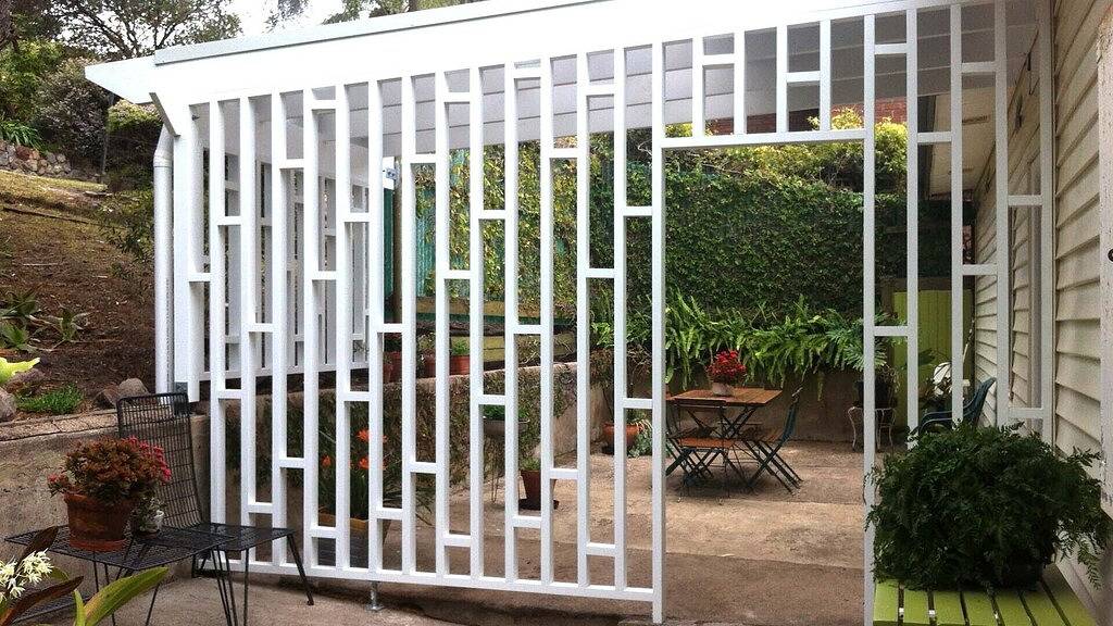 Retro- Strandhaus, das Ozean übersieht in Pambula Beach, New South Wales