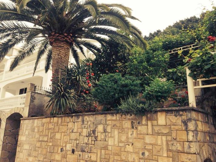 Ferienwohnung für 2 Personen, mit Garten und Seeblick sowie Ausblick in Budva