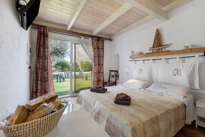 Entire apartment, Studio Apartment 'Corbezzolo Studio Apartment' with Shared Pool, Wi-Fi and Air Conditioning in Alghero, Sassari Province