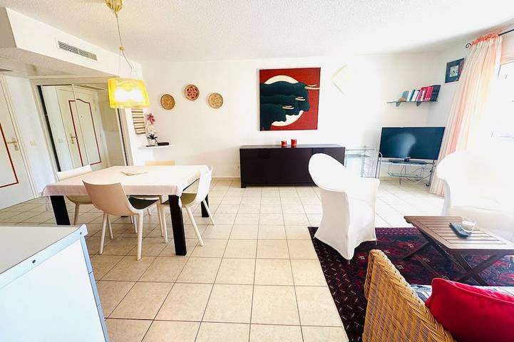 Appartement entier, Joli appartement T2 en résidence avec piscine et vue mer. Parking gratuit. in Sari-Solenzara, Arrondissement de Sartène