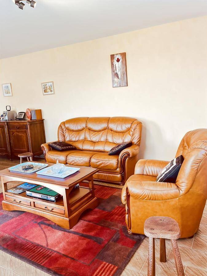 Four-Bedroom House in Lacapelle-Viescamp, Région d'Aurillac