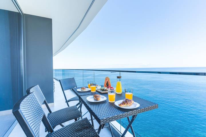 Casa de férias para 3 pessoas, com jardim e vista para o mar e ainda piscina em Câmara de Lobos