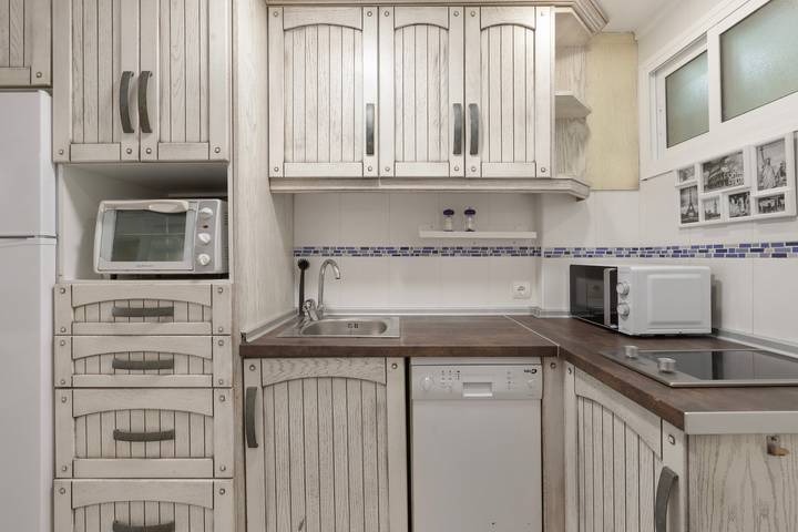 Entire apartment, Apartment 'Gamonal Beach Studio' with Shared Pool, Wi-Fi and Air Conditioning in Benalmádena Costa, Benalmádena