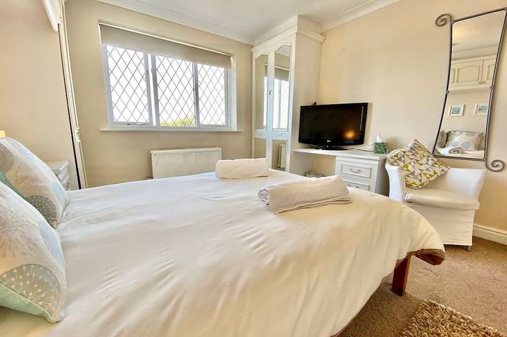 Padstow Holiday Home 2 Bedrooms, wifi, rear decked patio, pets welcome - parking in Padstow, Cornwall