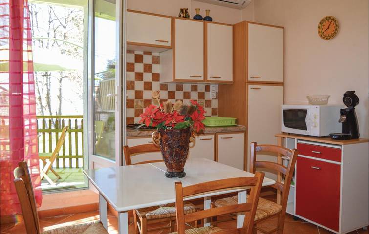 Appartement de vacances entier, Appartement de vacances confortable avec terrasse et pêche à proximité de Zonza in Zonza, Parc naturel régional de Corse