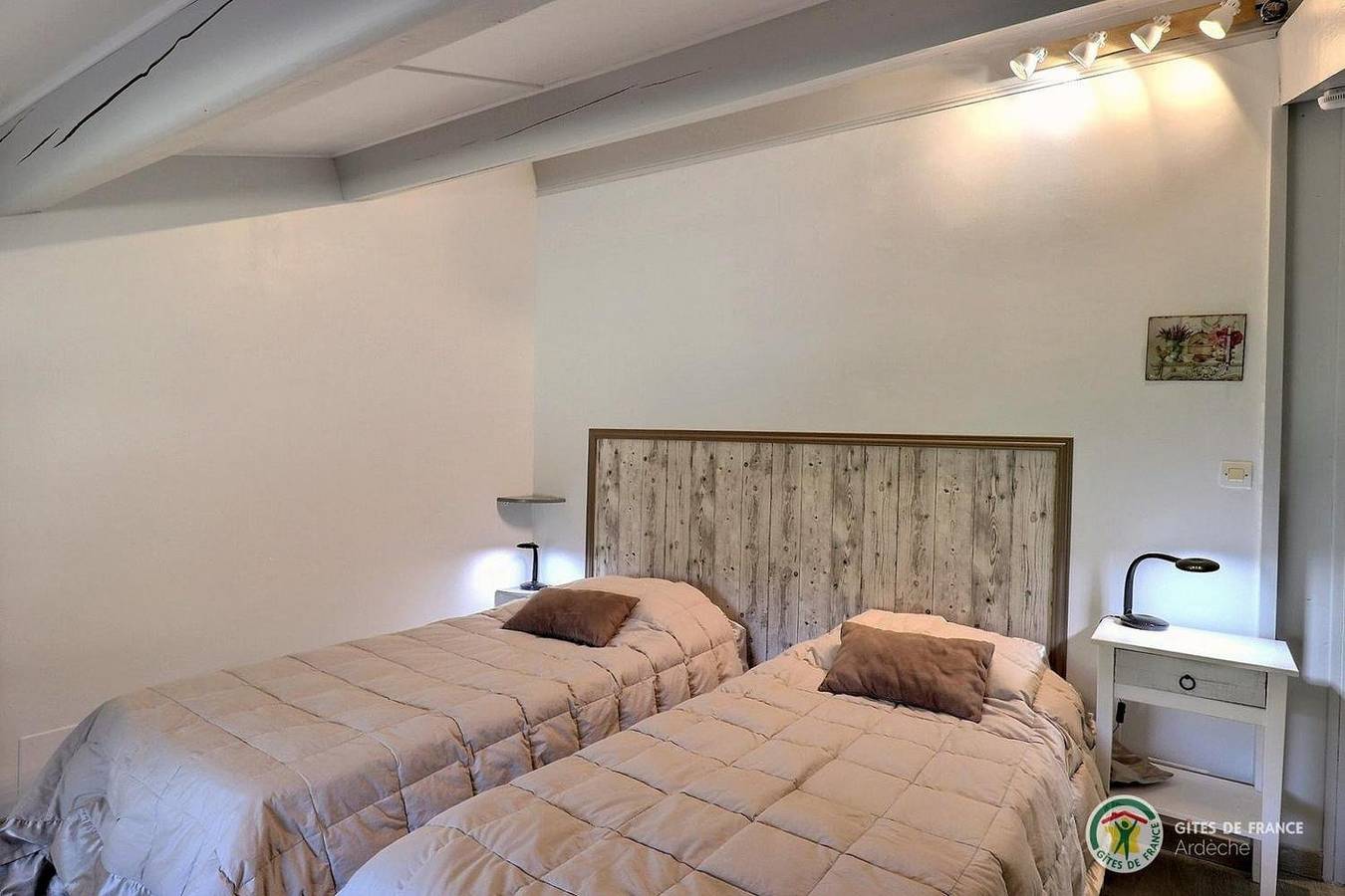 Chambres d'hôtes Mondon le Haut, vallée de l'Eyrieux - Chambre mansardée, deux lits en 90 in Saint-Fortunat-sur-Eyrieux, Privas