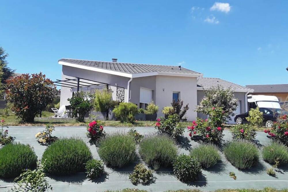 Contemporary house in quiet country setting. in Yssingeaux, Alto Loira