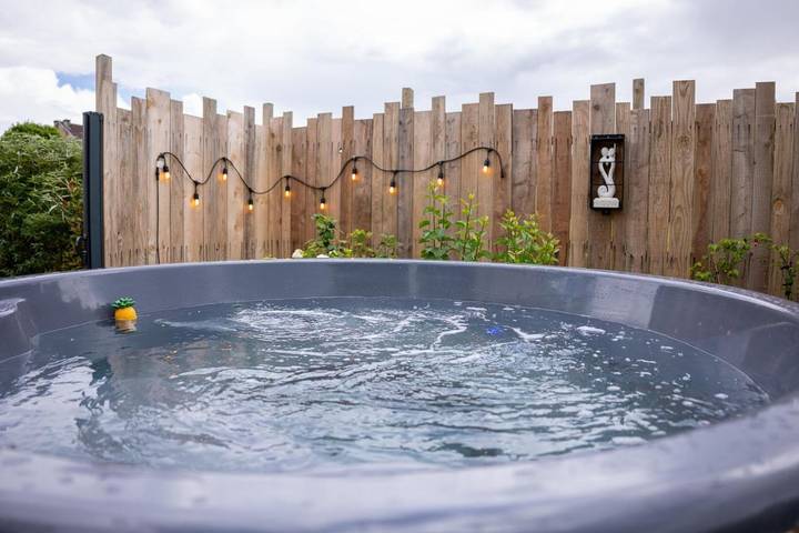 Location de vacances pour 2 personnes, avec Jacuzzi et Terrasse ainsi que Jardin et Vue à Saint-Paul-Lizonne