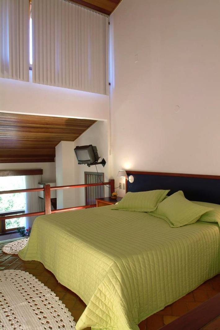 Hôtel pour 4 personnes, avec jardin et vue ainsi que vue sur le lac et piscine, animaux acceptés