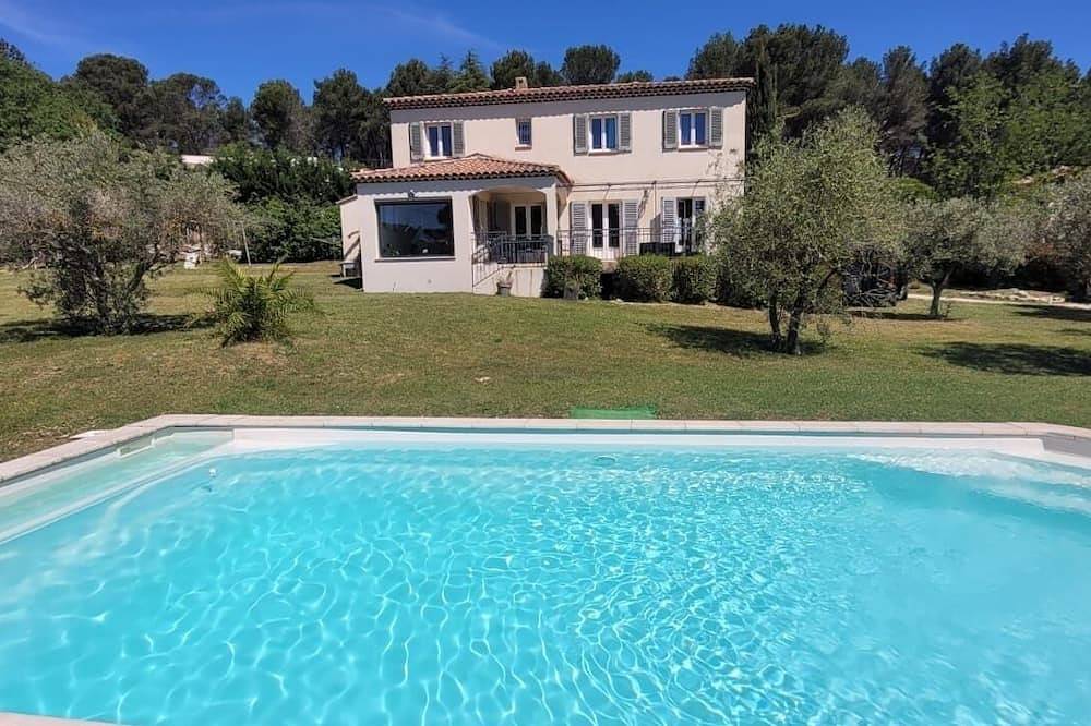 Magnificent bastide in Provence, swimming pool, near Aix, with view, calm,shop 5 min in Bouc-Bel-Air, Aix-en-Provence region