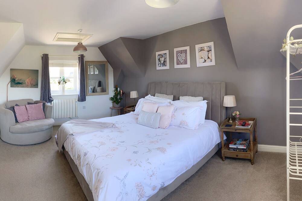 The Loft at Peake’s Retreats + private hot tub in Staffordshire