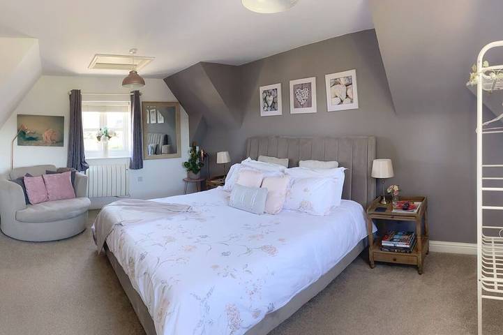 The Loft at Peake’s Retreats + private hot tub in Staffordshire