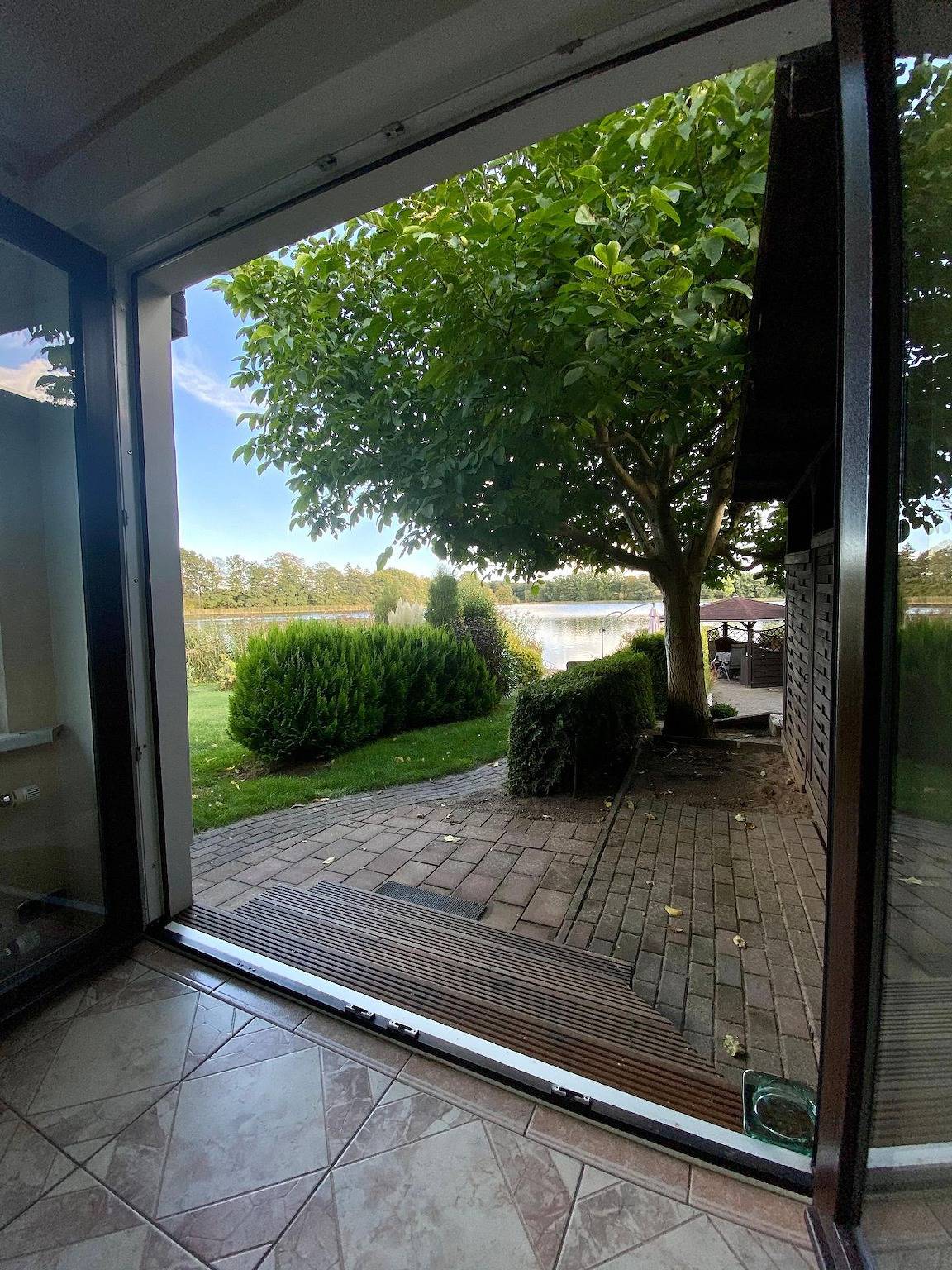 Ferienhaus in exklusiver Lage direkt am See mit eigenem Privatstrand, Steg und einem Boot in Godern, Pinnow