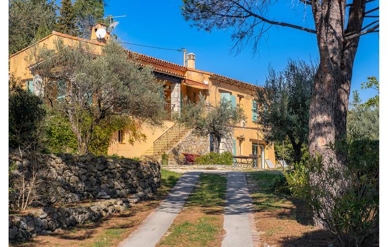 Location de vacances pour 7 personnes, avec jardin ainsi que terrasse et piscine à Tourrettes - 3