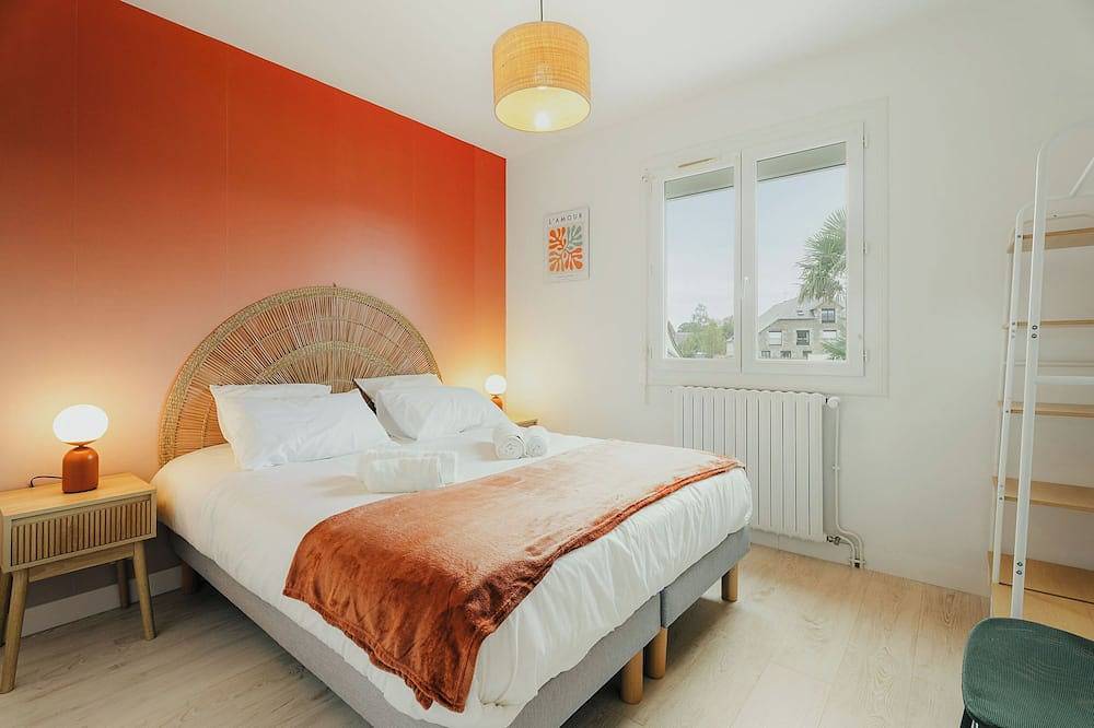 Beautiful house for 12 with large garden near Dinard, St-Malo, pets allowed in Pleurtuit, Saint-Malo region