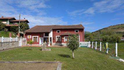 Casa de vacaciones para 6 personas, con jardín y vistas, Se admiten mascotas en Oyambre