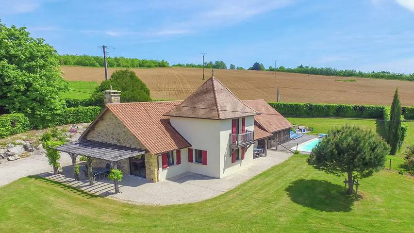Villa pour 11 personnes, avec terrasse ainsi que jardin et piscine en Dordogne