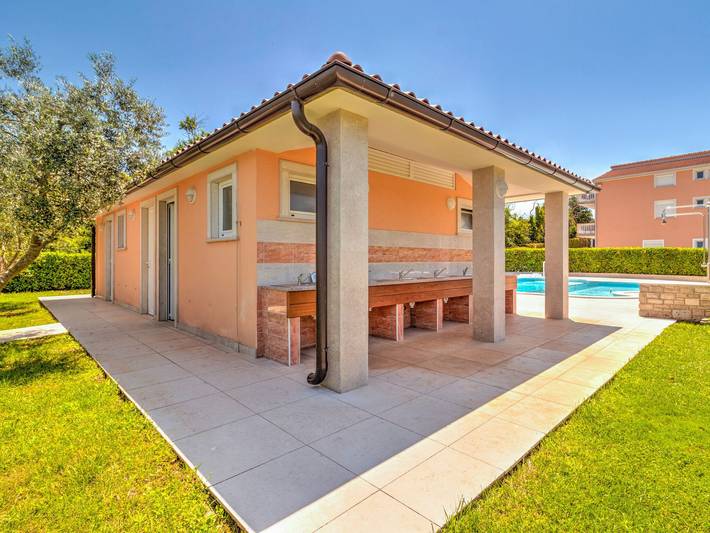 Camping für 4 Personen, mit Terrasse und Garten sowie Pool in Medulin