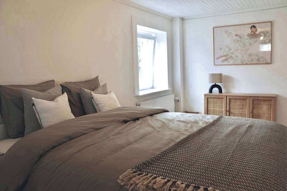 Charming 4-bedroom farmhouse in Ellezelles with seasonal heated Pool and Sauna in Elzele, Henegouwen