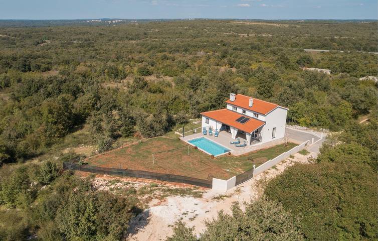 Ferienhaus für 7 Personen, mit Terrasse und Seeblick sowie Pool und Garten, kinderfreundlich